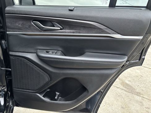 Used 2023 Jeep Grand Cherokee Limited w/ Luxury Tech Group II image 28