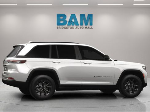 New 2025 Jeep Grand Cherokee Altitude image 14