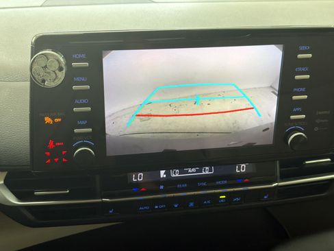 Used 2021 Toyota Sienna XLE FWD image 19