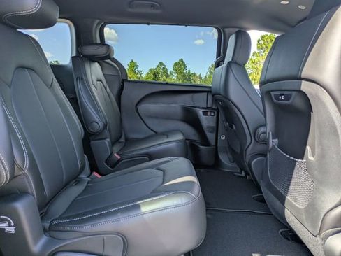 New 2025 Chrysler Pacifica Select image 32