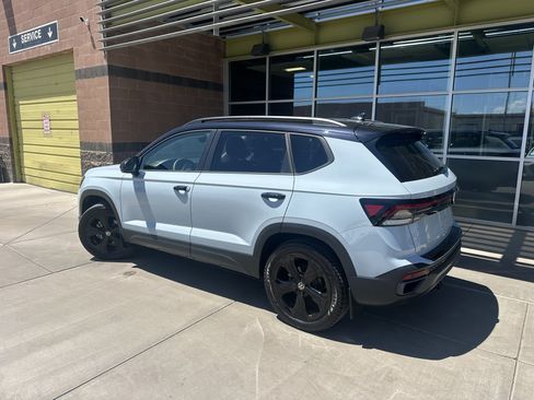 Used 2025 Volkswagen Taos SE AWD/4WD image 4