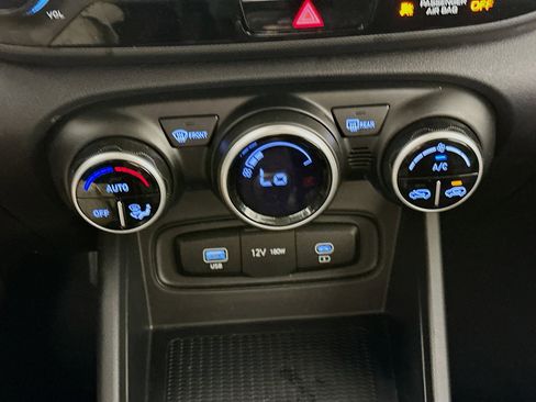 Used 2025 Hyundai Venue SEL image 23