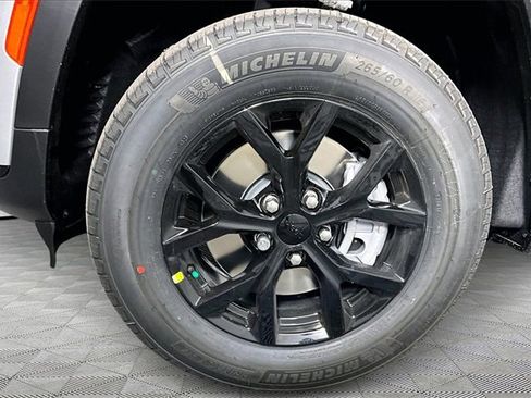 New 2025 Jeep Grand Cherokee L Laredo image 13