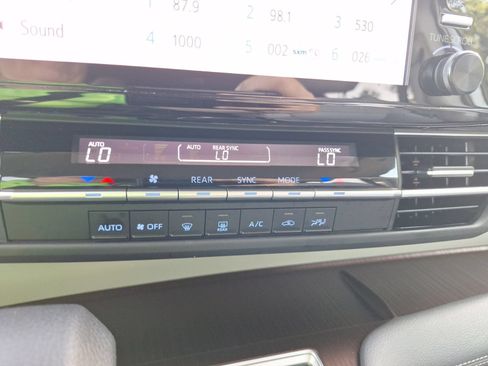 Used 2024 Toyota Sienna LE FWD image 25