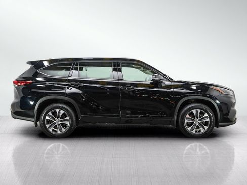 Used 2022 Toyota Highlander XLE AWD/4WD image 6