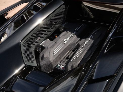 Used 2025 Lamborghini Revuelto AWD/4WD image 17