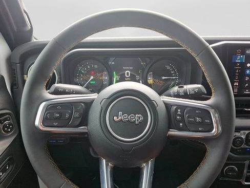 Used 2024 Jeep Wrangler Unlimited Sahara w/ Technology Group AWD/4WD image 23