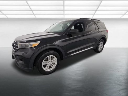 Used 2023 Ford Explorer XLT AWD/4WD image 3