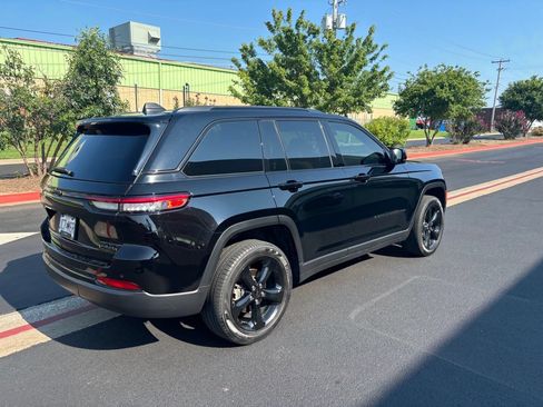 Used 2024 Jeep Grand Cherokee Limited w/ Black Appearance Package AWD/4WD image 3