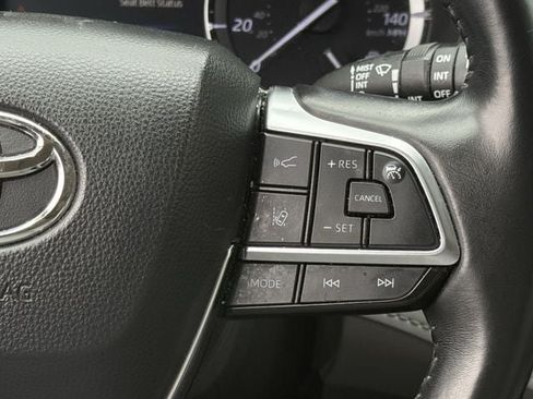Used 2021 Toyota Highlander XLE FWD image 15