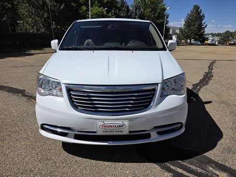 Used 2015 Chrysler Town & Country Touring FWD image 11