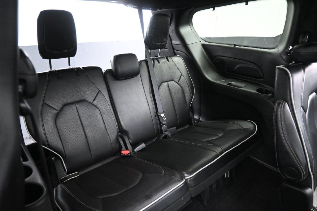 Used 2025 Chrysler Pacifica Limited FWD image 33