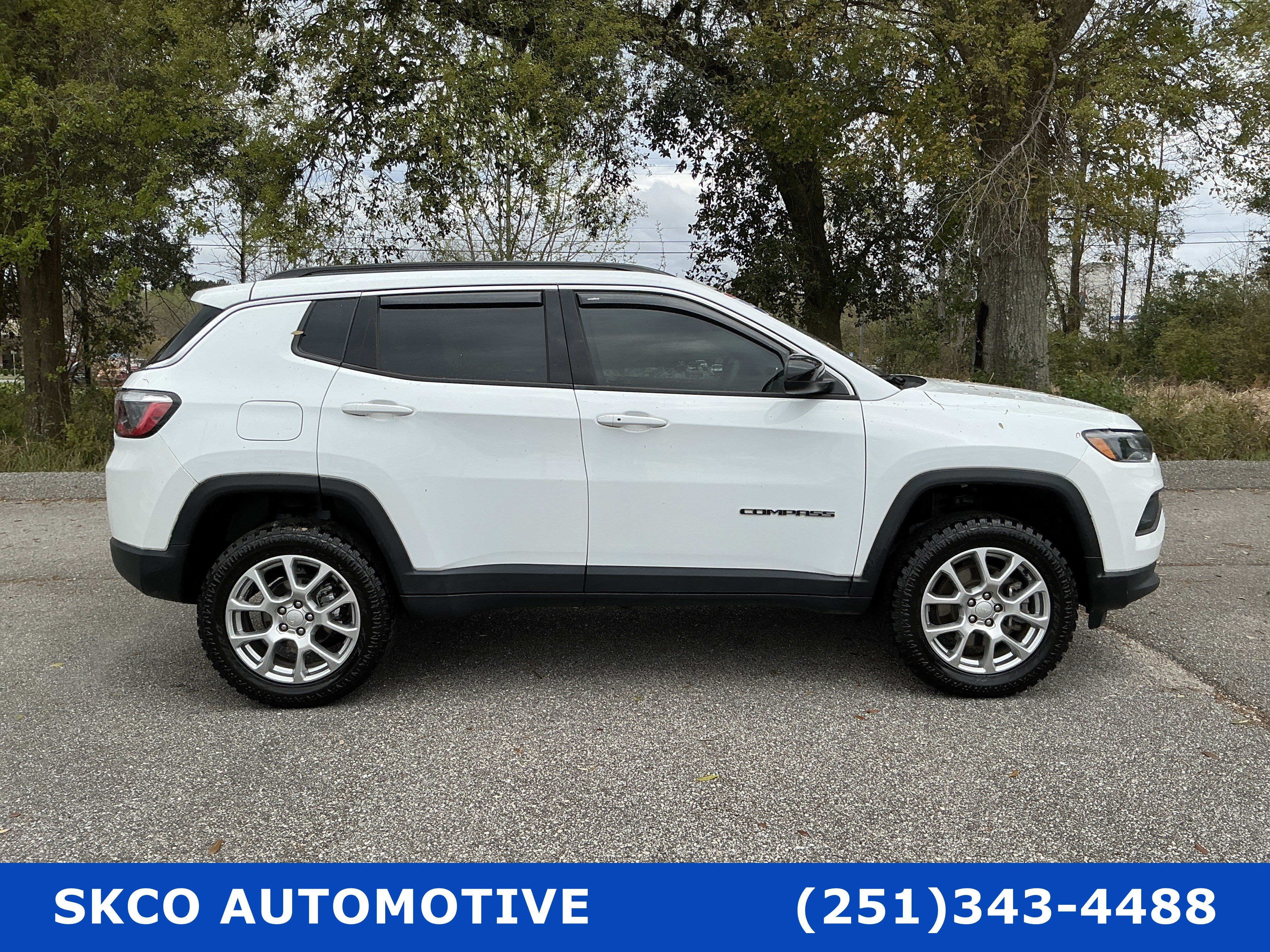 Used 2023 Jeep Compass Latitude w/ Sun and Sound Group AWD/4WD image 6