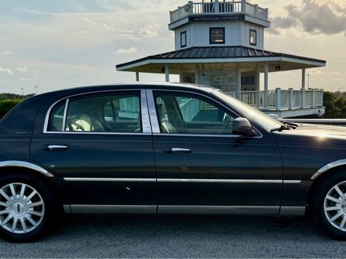 Used 2007 Lincoln Town Car Signature RWD image 4