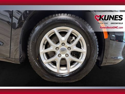 Used 2024 Chrysler Pacifica Touring-L FWD image 13