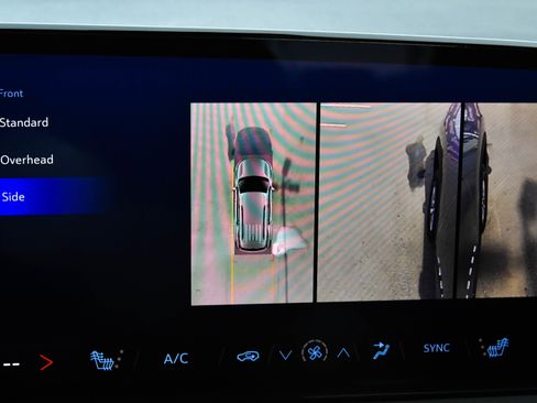 Used 2024 Chevrolet Traverse LT image 25