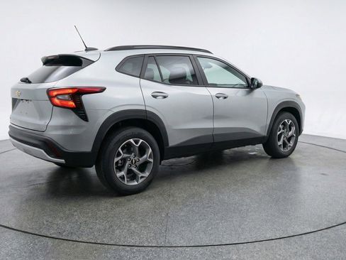 Used 2025 Chevrolet Trax LT image 9
