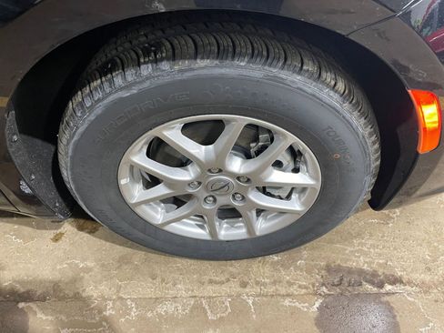 Used 2025 Chrysler Pacifica Select image 33