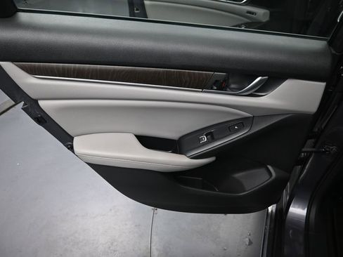 Used 2018 Honda Accord Touring image 29