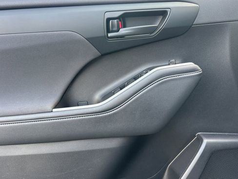 Certified 2022 Toyota Highlander L image 13