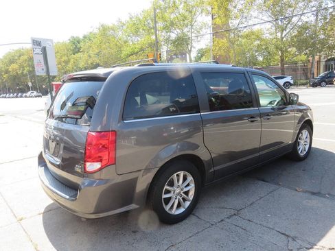 Used 2019 Dodge Grand Caravan SXT FWD image 4