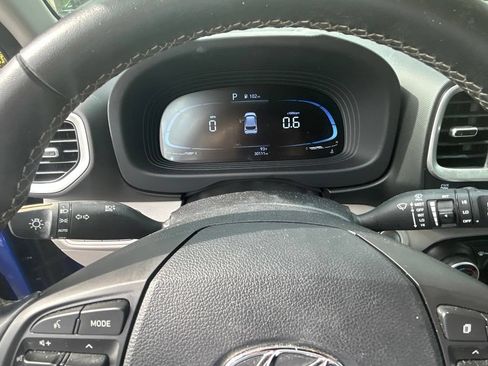 Used 2024 Hyundai Venue SEL FWD image 18