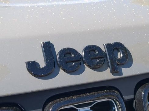 Used 2022 Jeep Grand Cherokee Laredo X image 13