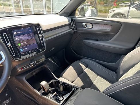 Certified 2025 Volvo XC40 B5 Plus AWD/4WD image 21