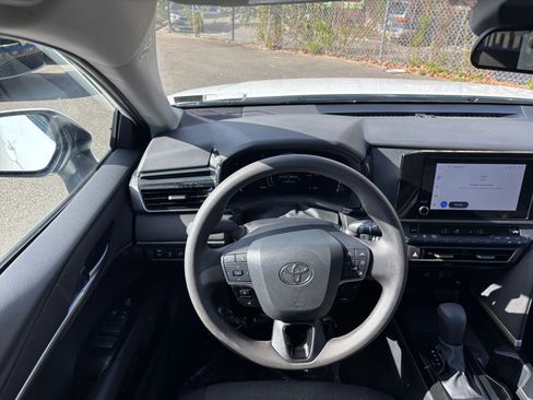 Used 2025 Toyota Camry LE image 33