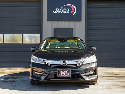 Used 2017 Honda Accord Touring image 2