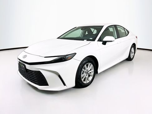 Used 2025 Toyota Camry LE image 3