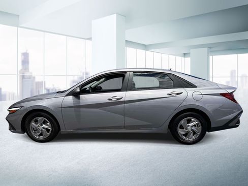 Used 2025 Hyundai Elantra SE FWD image 2