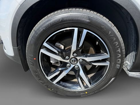 Used 2023 Volvo XC40 B5 Core AWD/4WD image 9