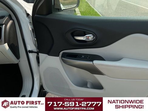 Used 2019 Jeep Cherokee Limited w/ Technology Group FWD image 18