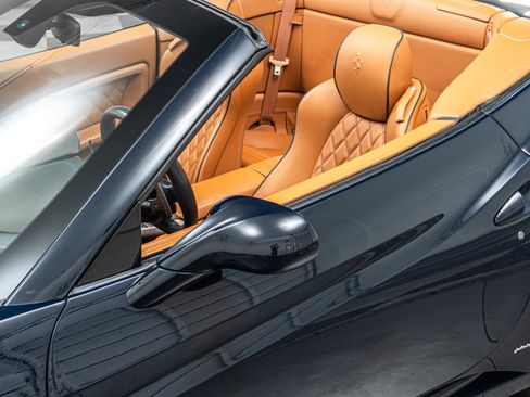 Used 2010 Ferrari California RWD image 35
