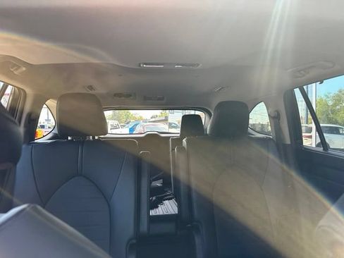 Used 2021 Toyota Highlander XLE AWD/4WD image 13