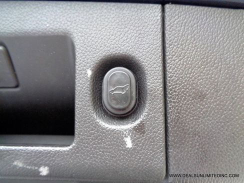 Used 2017 GMC Yukon SLT image 28