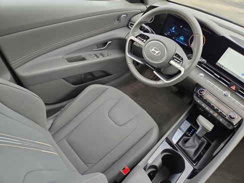 Used 2025 Hyundai Elantra SEL image 17