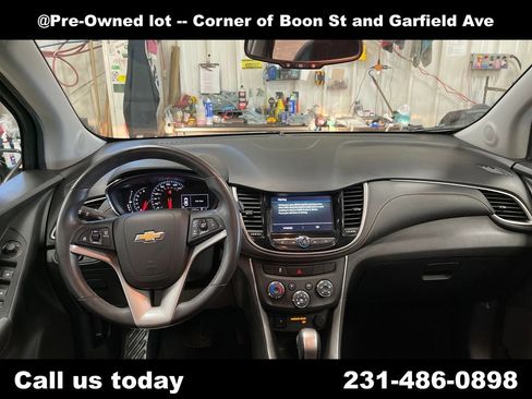 Used 2018 Chevrolet Trax LT w/ LT Convenience Package AWD/4WD image 18