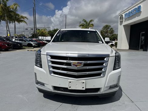 Used 2018 Cadillac Escalade Luxury AWD/4WD image 29