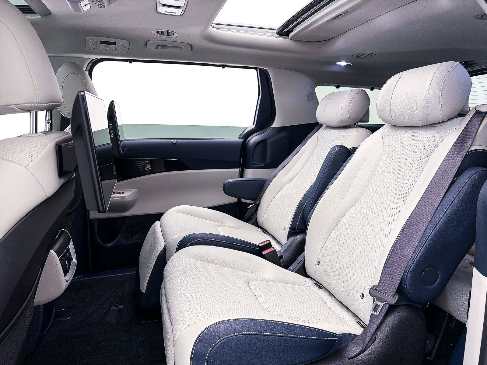Used 2025 Kia Carnival SX Prestige FWD image 40