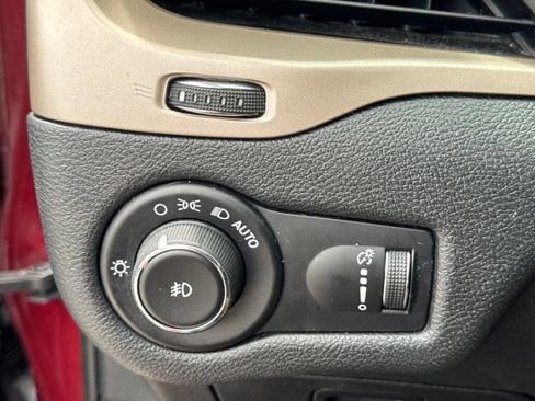 Used 2018 Jeep Cherokee Latitude w/ Cold Weather Group FWD image 23