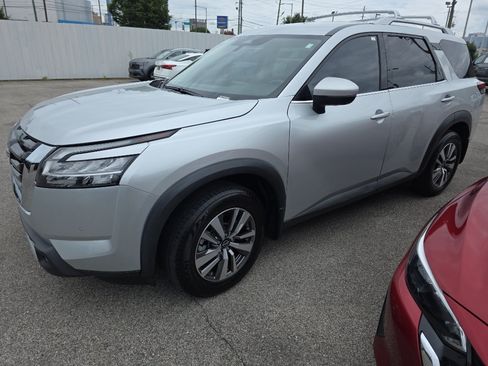 Used 2022 Nissan Pathfinder SL FWD image 1