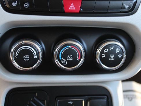 Used 2016 Jeep Renegade Latitude w/ Cold Weather Group FWD image 16