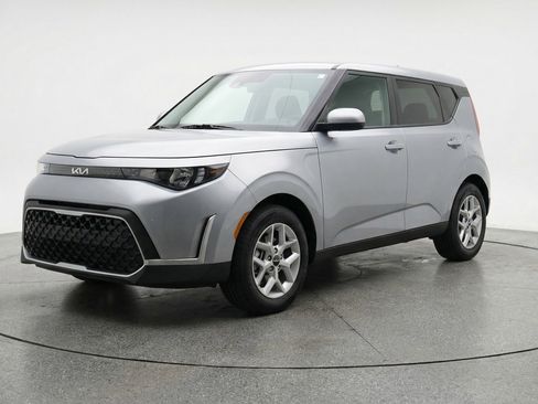 Used 2025 Kia Soul LX w/ LX Technology Package image 3