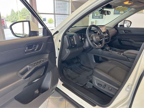 Used 2024 Nissan Pathfinder SV AWD/4WD image 17
