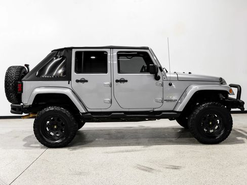 Used 2013 Jeep Wrangler Unlimited Sahara w/ Connectivity Group AWD/4WD image 5