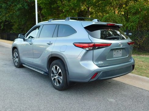 Used 2021 Toyota Highlander XLE FWD image 3