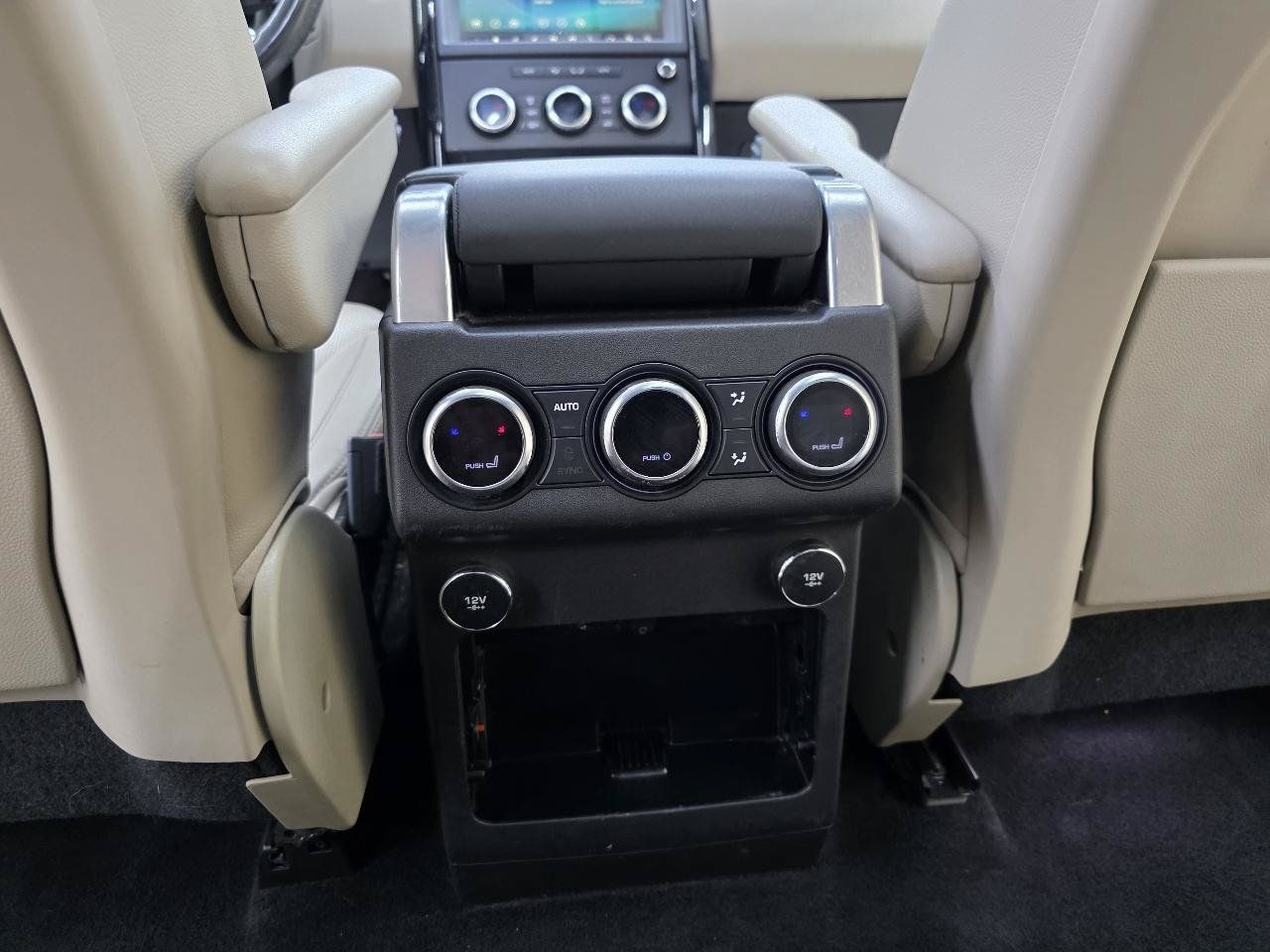 Used 2019 Land Rover Discovery SE AWD/4WD image 29