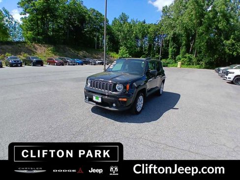 Used 2022 Jeep Renegade Latitude w/ Sun/Sound Group AWD/4WD image 1